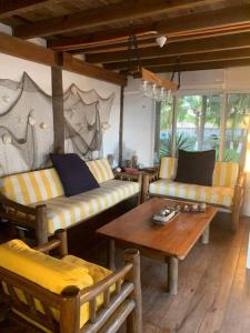 蒙特里科Casa, Cabo Tortugas, Monterrico的客厅配有两张沙发和一张桌子