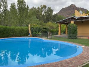 格兰德山谷Chalet Ailinco的院子里的大型蓝色游泳池