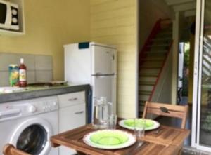 莱昂斯-达赫雷Maison colibri的厨房配有带洗衣机的桌子