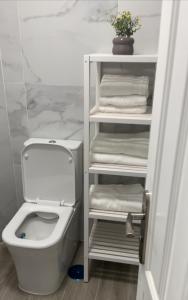 圣米格尔德阿沃纳Dreams vacation tenerife的一间带卫生间的浴室和一个带毛巾的架子