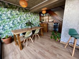 蓬塔杜帕戈Victoria Ocean View Room的用餐室配有桌椅和植物