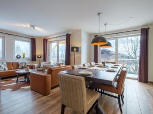 维尔芬翁Werfenblick的用餐室以及带桌椅的起居室。