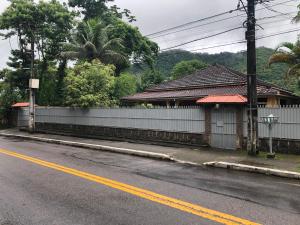 瓜皮米林Sítio dos Guedes的街道边有道路的建筑物