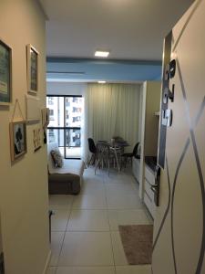 马塞约Edf Time Ponta Verde, Studio 523的客厅配有沙发和桌子