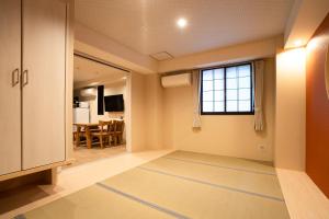 东京東京日和的客厅的地板上铺有大地毯
