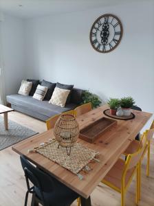 米卢斯Sweet Home的餐桌、椅子和墙上的时钟