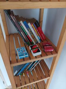 米卢斯Sweet Home的书架上书的木书架