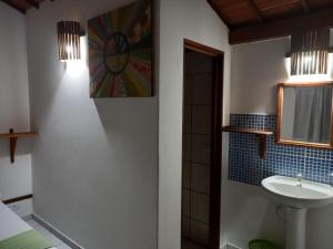 杰里科科拉Pousada do farol的一间带水槽和镜子的浴室