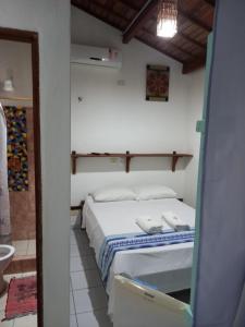 杰里科科拉Pousada do farol的一间设有一张床铺的卧室,位于一个带镜子的房间