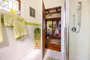 马斯特顿History @ Renall的带淋浴的浴室和步入式衣柜。