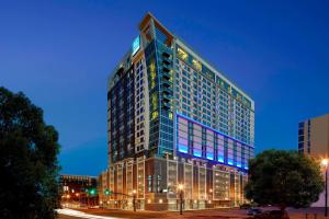 纳什维尔Residence Inn by Marriott Nashville Downtown/Convention Center的一座高大的建筑,上面有蓝色的灯光