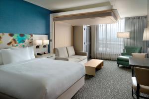 纳什维尔TownePlace Suites Nashville Downtown/Capitol District的酒店客房配有床、沙发和椅子