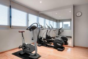 阿尔卡拉德荷那利斯AC Hotel Alcalá de Henares by Marriott的健身房设有跑步机,健身房提供健身自行车