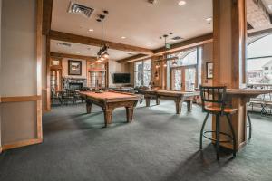 基斯通Buffalo Lodge 8361的一间设有乒乓球桌和椅子的房间