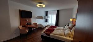 施特拉尔松德Hotel Amber Altstadt的酒店客房 - 带一张床和用餐室