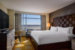 阿林顿阿灵顿首府美景万丽酒店的酒店客房设有一张床和一个大窗户