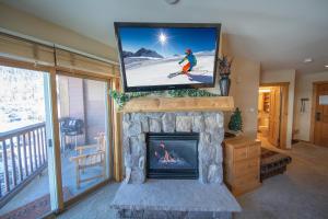 基斯通Buffalo Lodge 8381的客厅设有壁炉,上面配有电视