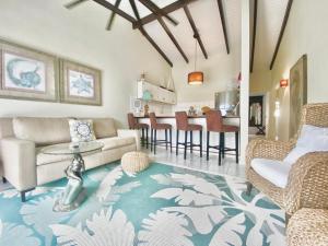 克拉伦代克博内尔岛海珍宝酒店的客厅配有沙发和桌子