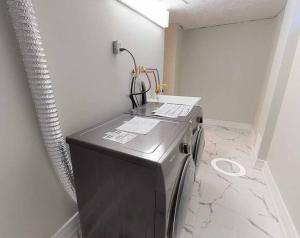 多伦多3-Bedroom House in Little Italy Downtown-Free Parking的客房内的洗衣机和烘干机