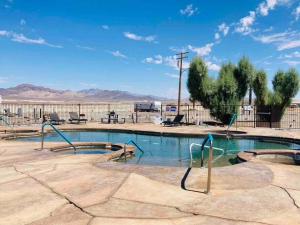 TecopaDeath Valley Hot Springs 2 Bedroom的一座位于山丘公园内的游泳池