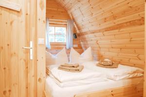 WilhelmsthalFrankenwald Chalets - Chalets的小木屋内一间卧室,配有一张床