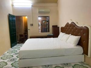 河内T30 Hanoi Homestay, near Lotte Tay Ho, 25minutes to the airport的一间卧室配有一张大床和木制床头板