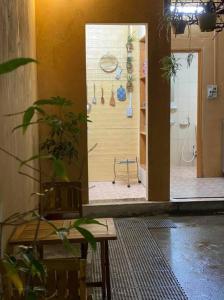 河内T30 Hanoi Homestay, near Lotte Tay Ho, 25minutes to the airport的客房内设有一间带淋浴的浴室,享有风景。