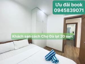 大叻Khách Sạn DaLatView - Cách Chợ Đà Lạt Chỉ 20mét的卧室配有白色的床