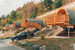 WilhelmsthalFrankenwald Chalets - Chalets的停在带甲板的建筑前面的汽车