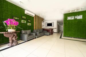 哥打巴鲁MRJ Hotel Wakaf Che Yeh 1的大堂设有椅子和绿色的墙壁