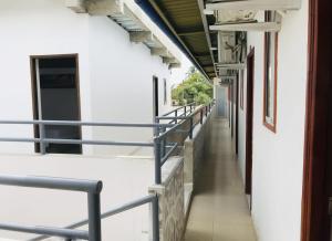 托卢Hostería Altamar Tolú的校舍中用金属栏杆的空走廊