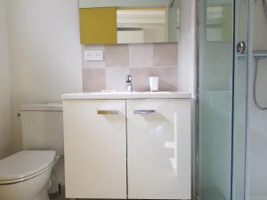 贝桑松La Petite Sommière的浴室配有白色水槽和卫生间。