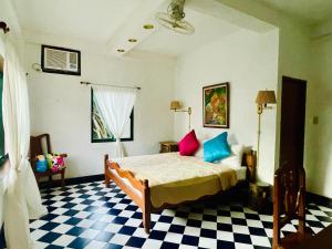 RomblonM Villa’s Farm Resort的一间卧室配有一张床,铺有一个 ⁇ 板地板