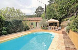 Les Salles-du-GardonPet Friendly Home In Les Salles Du Gardon With Private Swimming Pool, Can Be Inside Or Outside的一座房子后院的游泳池