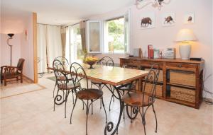 Les Salles-du-GardonPet Friendly Home In Les Salles Du Gardon With Private Swimming Pool, Can Be Inside Or Outside的一间带木桌和椅子的用餐室