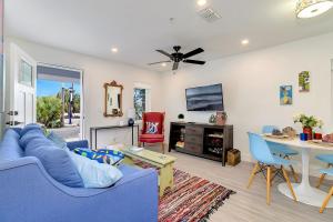 布雷登顿Florida Short and Seasonal townhouses的客厅配有蓝色的沙发和桌子