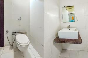艾哈迈达巴德FabHotel Kadamb Inn的浴室配有白色卫生间和盥洗盆。
