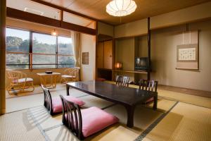 松江市山之井旅店的客厅设有餐桌和椅子