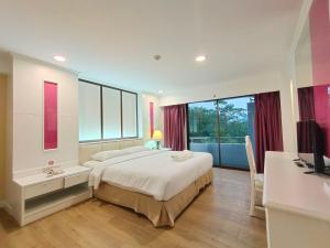 曼谷Ebina House - SHA Extra Plus的一间卧室设有一张大床和一个大窗户