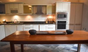 圣玛尔塔Casa Gaitana - Alma Hotels的中间设有带木桌的厨房