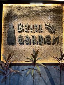 爱妮岛Bulul Garden Resort的墙上佛教寺庙的标志