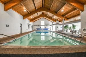 基斯通Quicksilver 1626的一座带木制天花板的室内游泳池