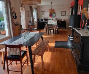 莫尔莱Chambres d'hôtes Avel Glaz的厨房以及带桌子和炉灶的客厅。