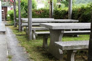 AcquarossaOSTERIA RUBINO DA PAOLO的公园里的一排石凳