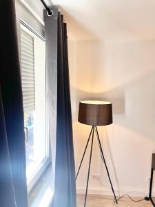 威斯巴登City Loft in Toplage Mainz-Kastel的窗边房间的一盏灯