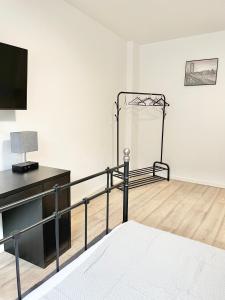 威斯巴登City Loft in Toplage Mainz-Kastel的白色的客房配有床和电视