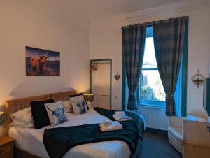 爱丁堡布利格欧东旅馆的两人躺在卧室的床上