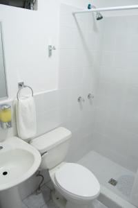 危地马拉Inari Hostal的白色的浴室设有卫生间和水槽。