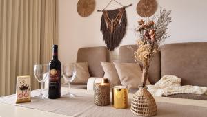 阿拉德Desert Call的一张桌子,上面放着一瓶葡萄酒和两杯酒