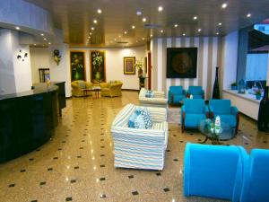 卡尔达斯达·赖尼亚卡尔达斯酒店的大堂配有沙发和蓝色椅子